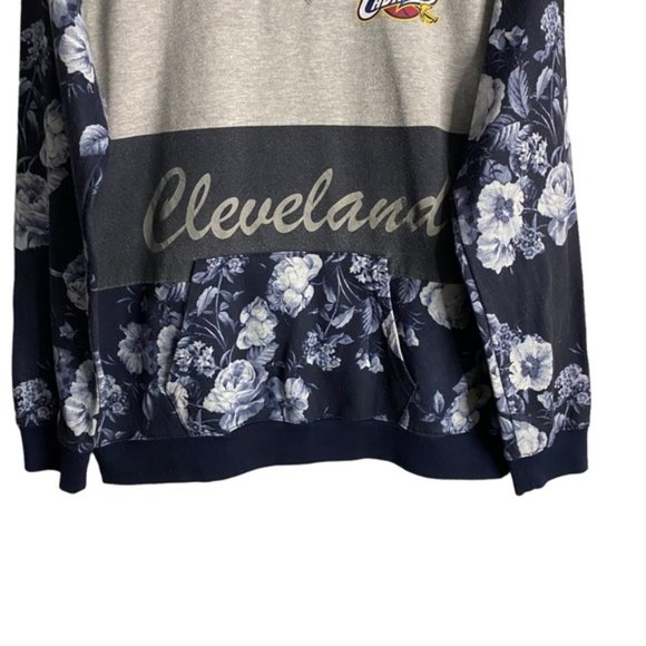 NBA Women's Cleveland Cavilers Gray Floral Crewneck Sweatshirt - Picture 3 of 8